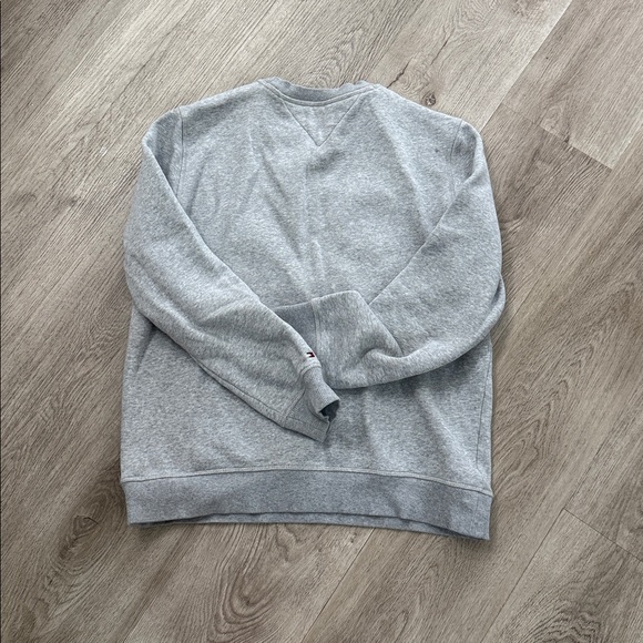 Tommy Hilfiger Light Gray Crewneck Sweatshirt with Gold Crest - Picture 6 of 6